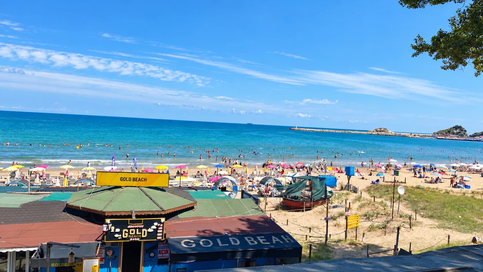 Gold Beach Restaurant mekânı