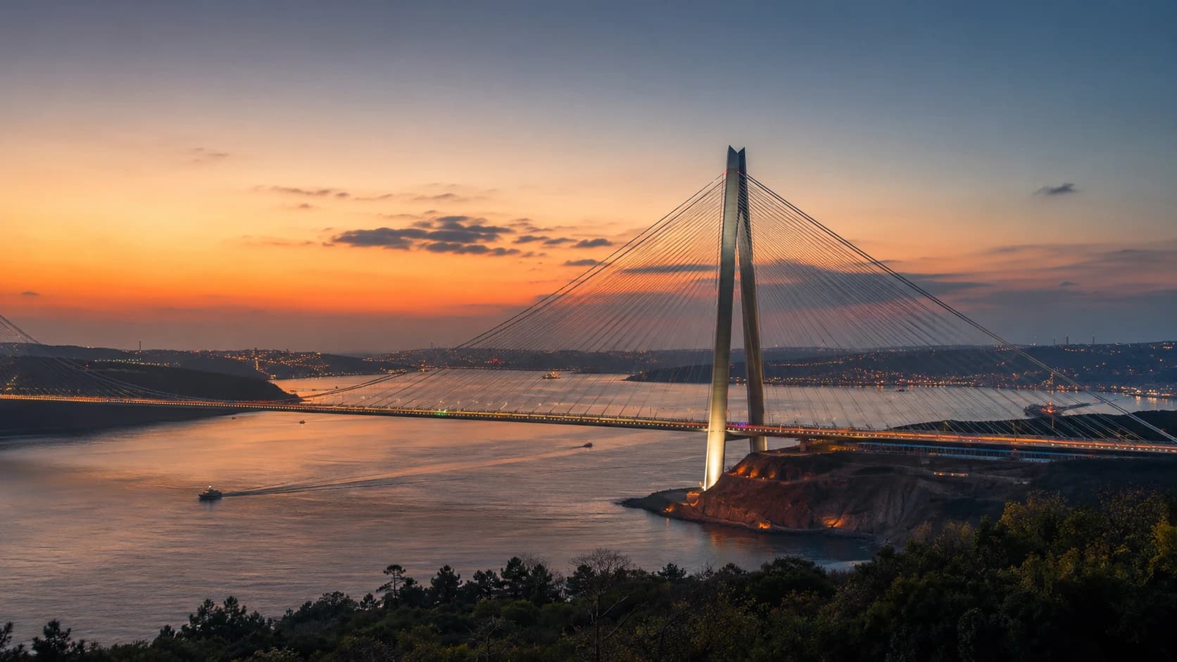 Gün batımında Yavuz Sultan Selim Köprüsü ve İstanbul Boğazı