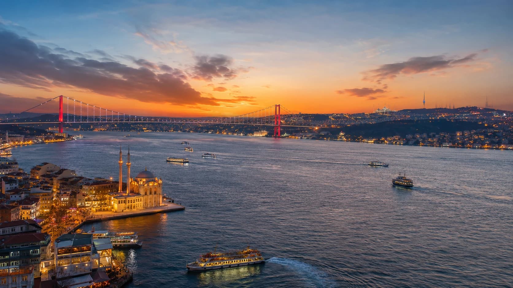 Gün batımında İstanbul Boğazı ve 15 Temmuz Şehitler Köprüsü