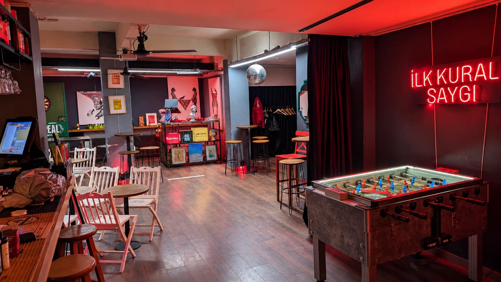 Yabangee Base Pub & Cafe mekânı