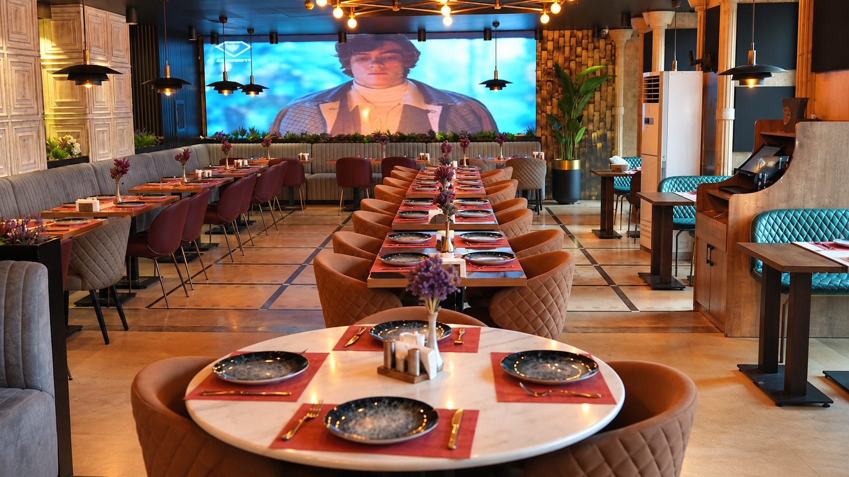 B-Class Restaurant mekânı