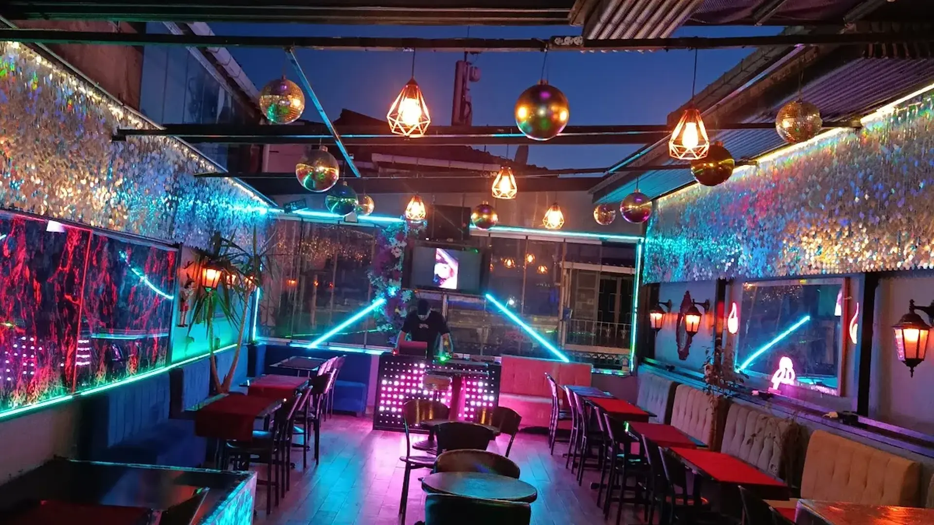 Taksim Pinokyo Terrace & Bar Cafe mekânı