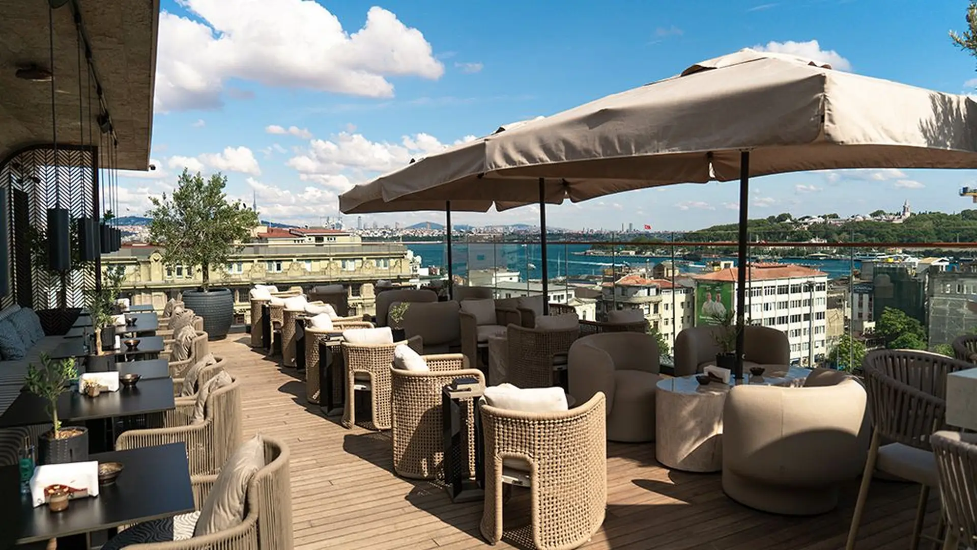 The Bank Roof Bar mekânı