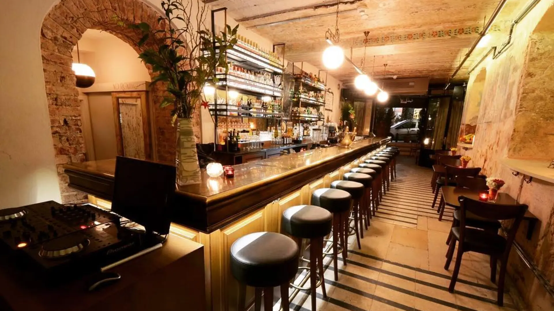 Baylo Bistro Bar mekânı