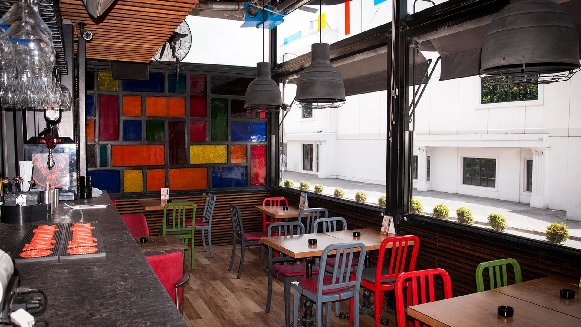 Fabbrica Cafe & Bar mekânı