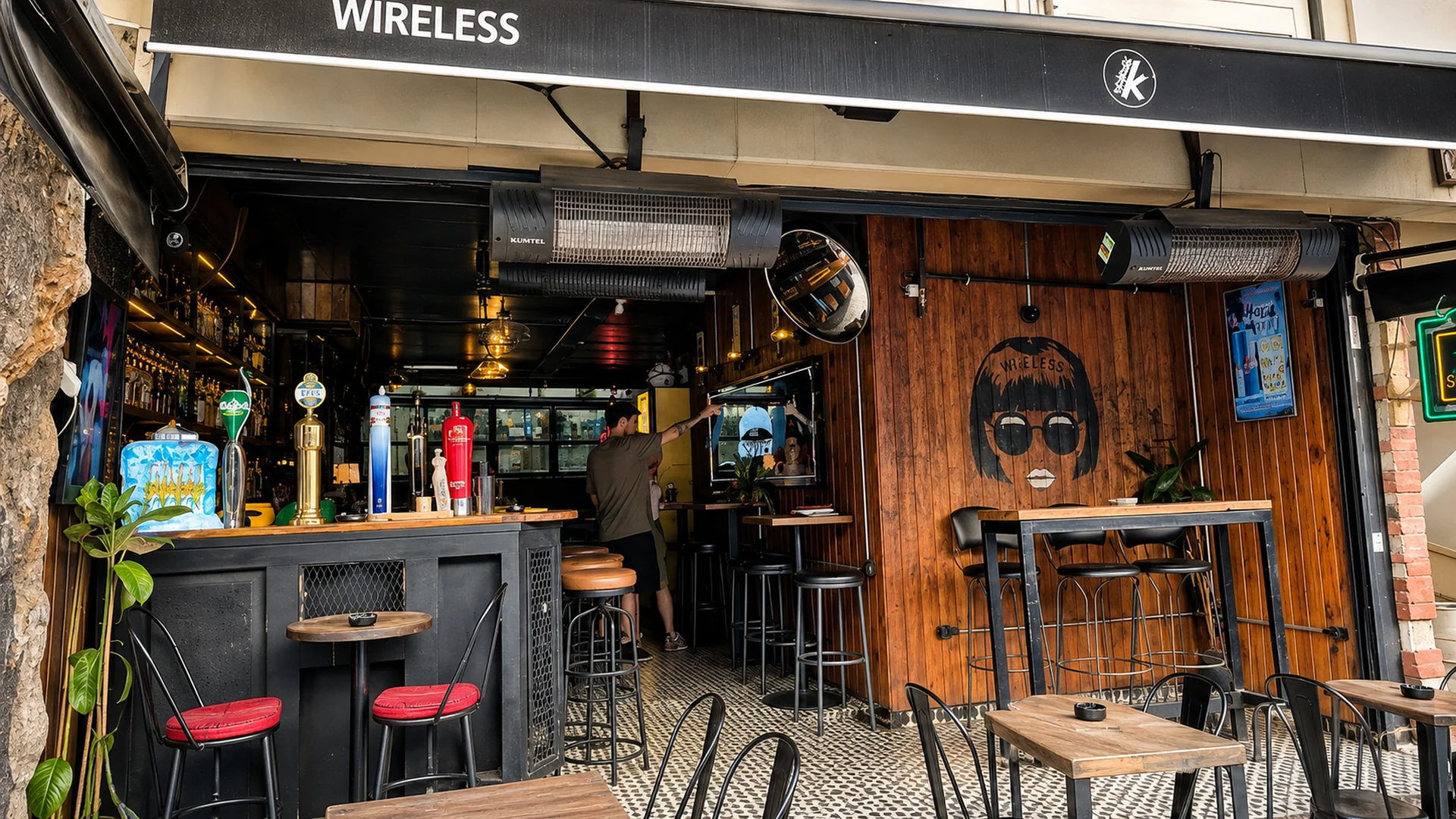 Kadıköy Sokak Cocktail Bar mekânı