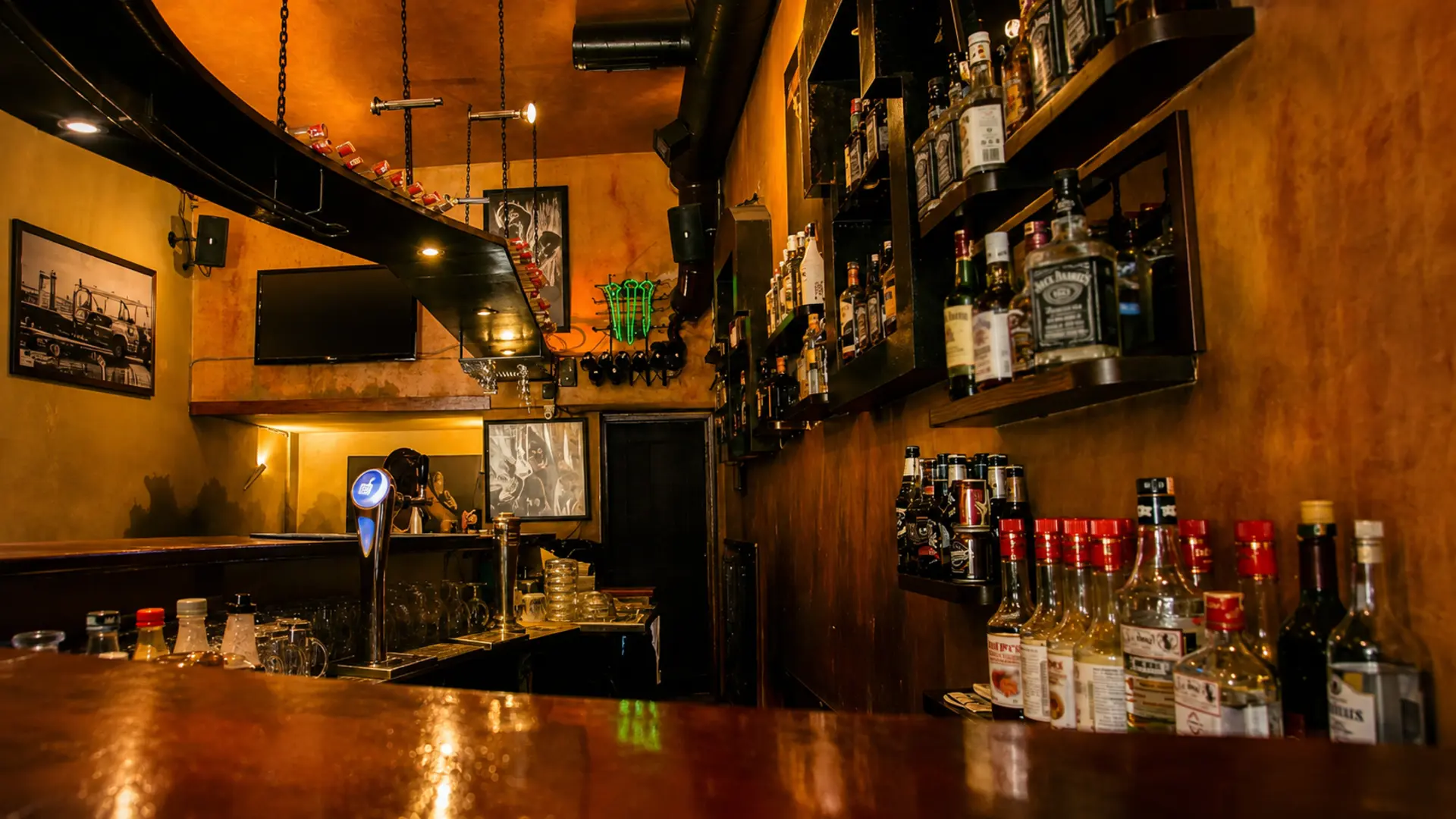 Zincir Bar mekânı