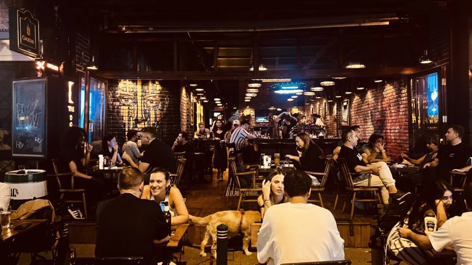 The Doors Pub mekânı