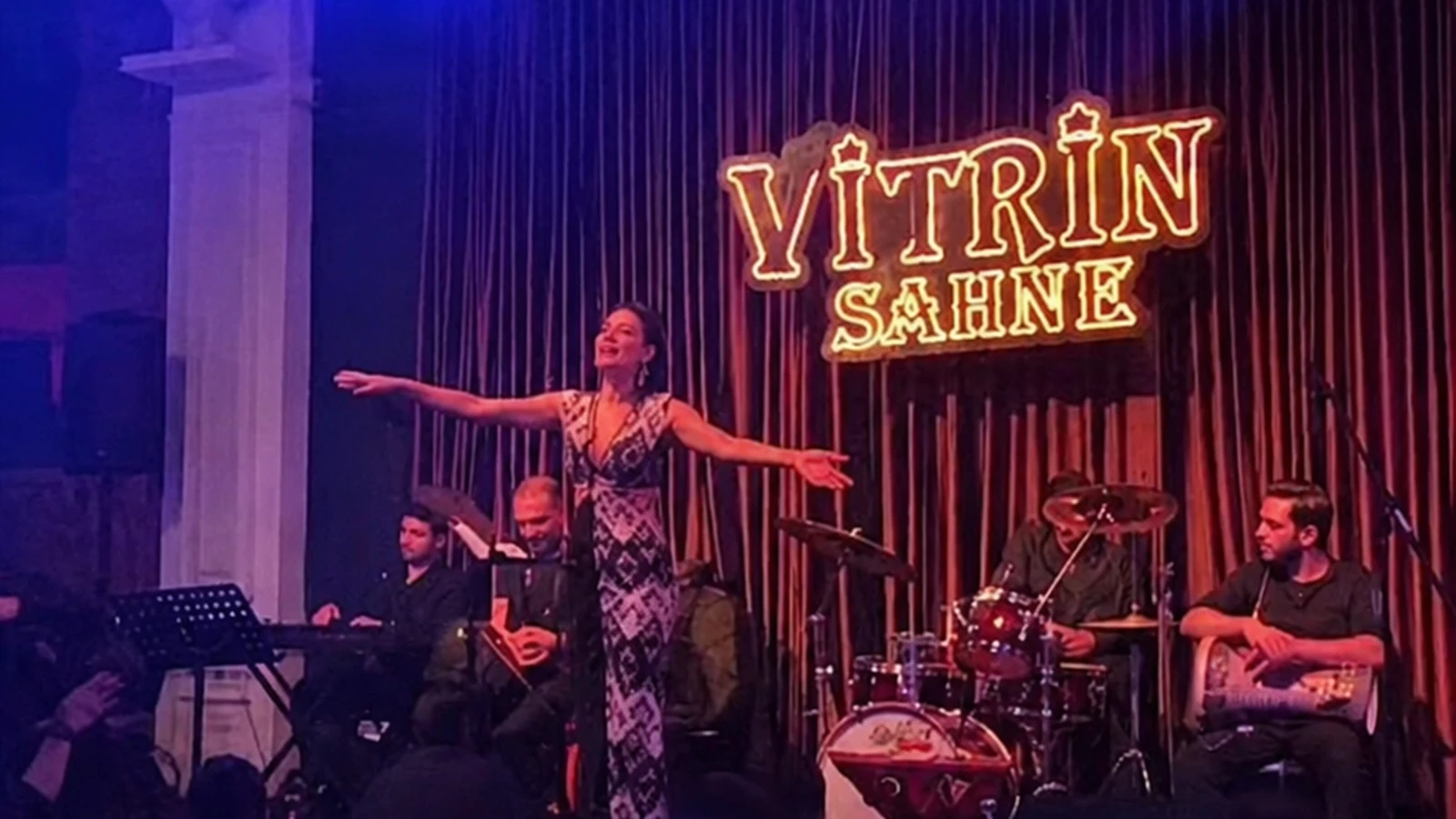 Vitrin Sahne: Galeriebild 1